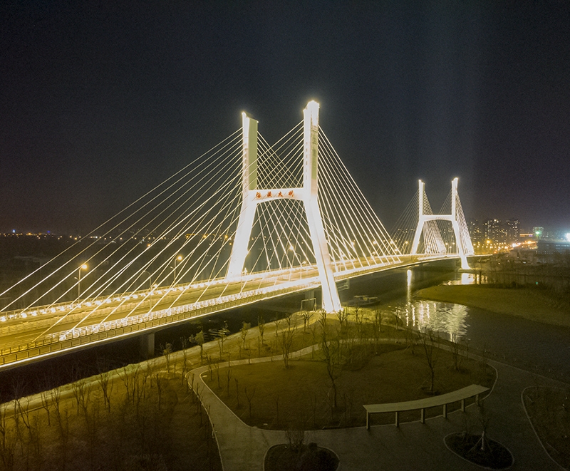 海（hǎi）陵大橋